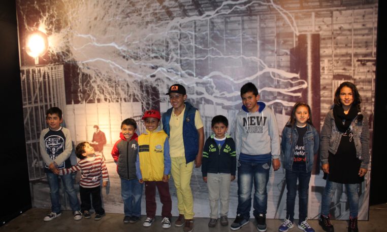 Llevamos a niños con discapacidad auditiva a exposición sobre Nikola Tesla