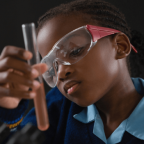 Las chicas son de ciencias: cuatro grandes iniciativas para empoderar a las niñas a través de la tecnología