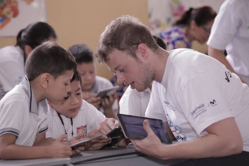 Voluntario internacional en la I.E. Rodrigo Lara Bonilla. Archivo 2018.